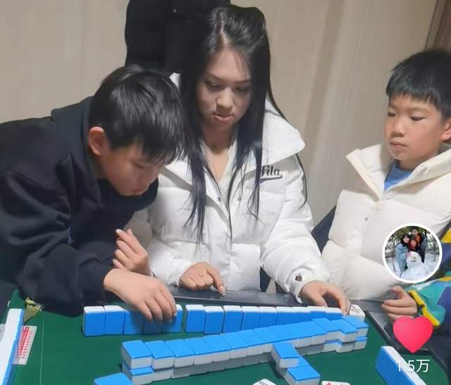 孙卓|幸福感满满!孙卓回老家四丫头晒卓卓打牌画面,辉辉小眼神太抢镜