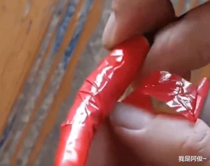 哭笑不得!广西一女子买辣椒以为很新鲜,拿回家一看发现缠了胶带