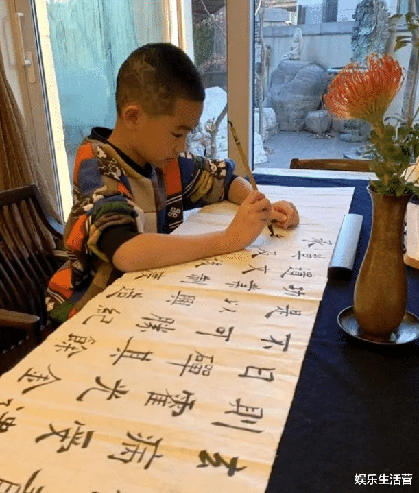 赵文卓|赵文卓15岁女儿晒照,素颜清纯大方,11岁就留学,每年学费近百万