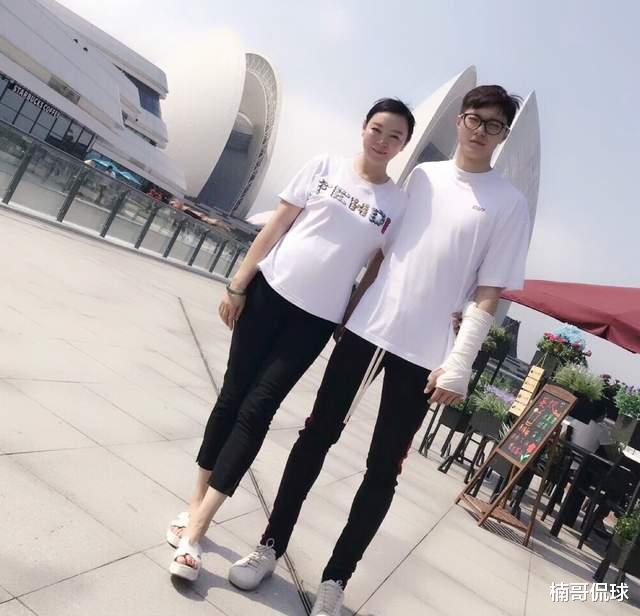 胡明轩|胡明轩度假，弟弟在家做作业，66岁父亲当教练，一家人年龄相差大