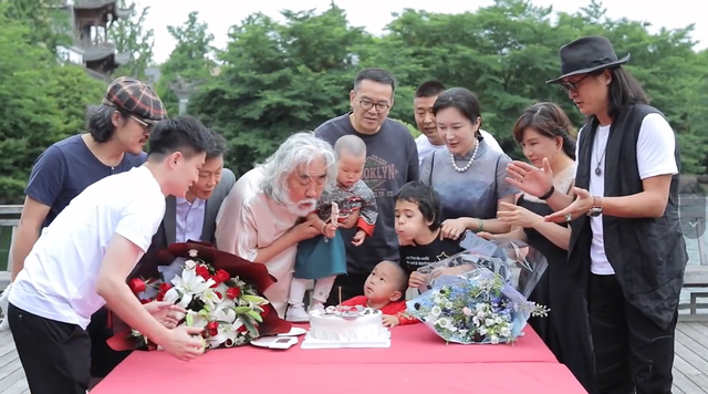 张纪中|71岁张纪中庆生现场隆重！老婆全身珠宝超贵气，豪宅超大堪比公园