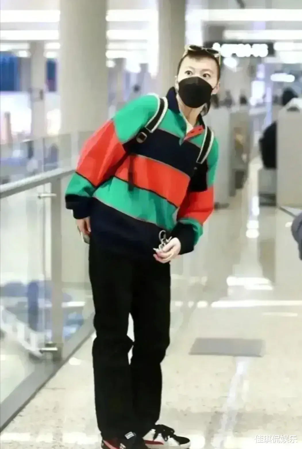 亮剑|王菲女儿窦靖童走上叛逆期,机场亮相为让网友大吃一惊,疯狂!