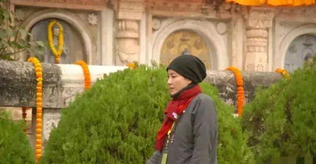 王菲|53岁歌坛天后王菲，一身尼姑打扮现身庙宇，气质与舞台风大不同