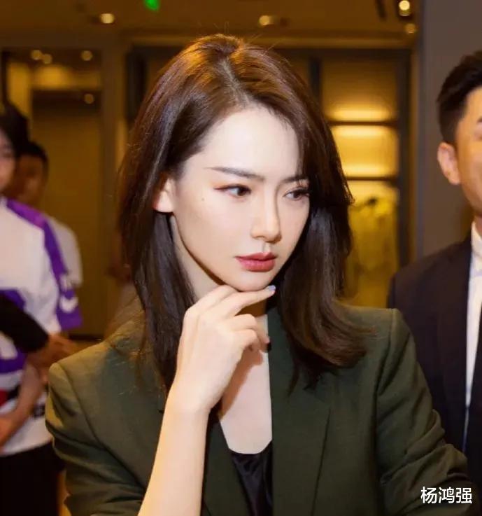 戚薇|?戚薇：“女儿睡了，我会喷上亿的香水，拿红酒和老公去厕所约会”