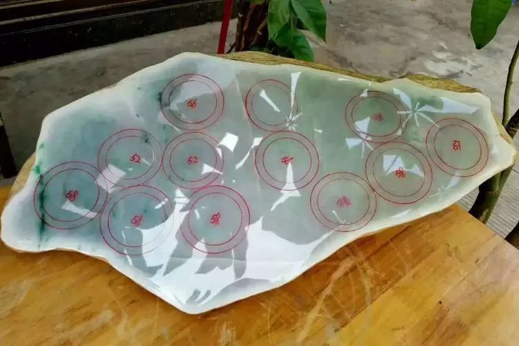 翡翠手镯|3万元成交的翡翠原石，竟切出一筐的淡春带飘花的翡翠手镯