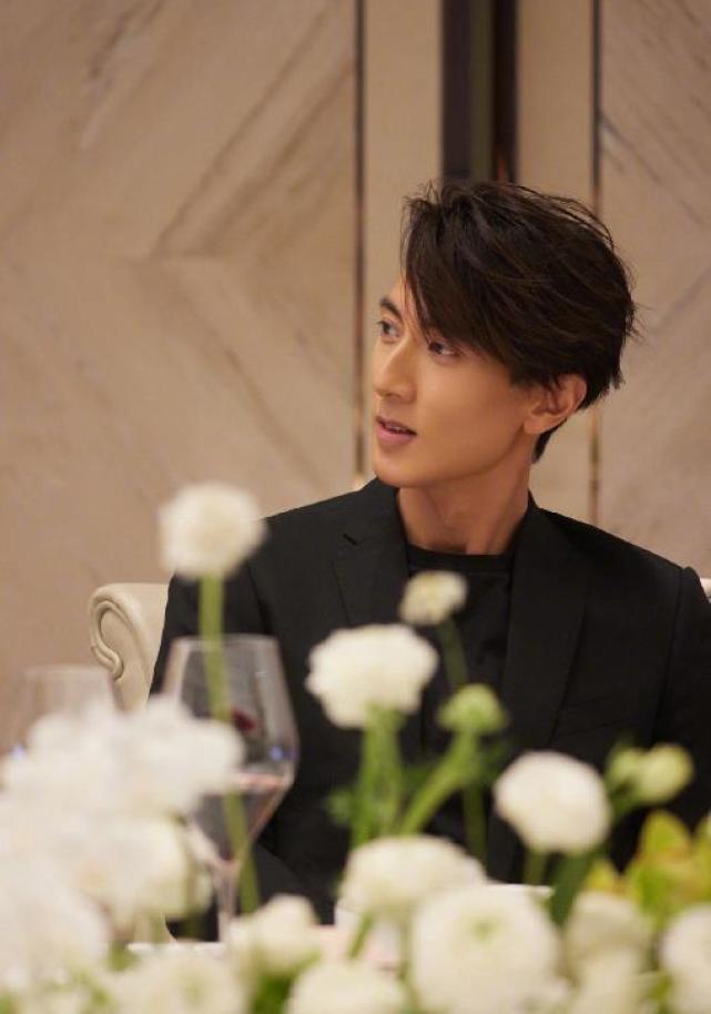 吴尊|吴尊一家新冠痊愈后，飞回文莱探亲，提6箱行李现身机场欢乐回家