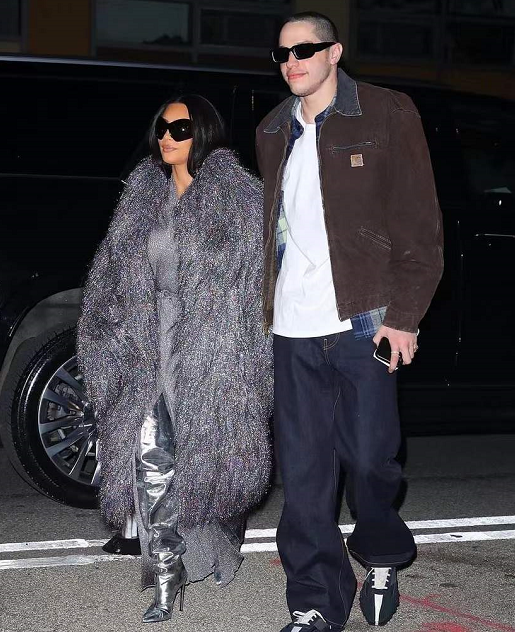 金·卡戴珊|41岁金·卡戴珊穿“胶带衣”吸睛 懒理前夫“活埋”威胁专心搞事业