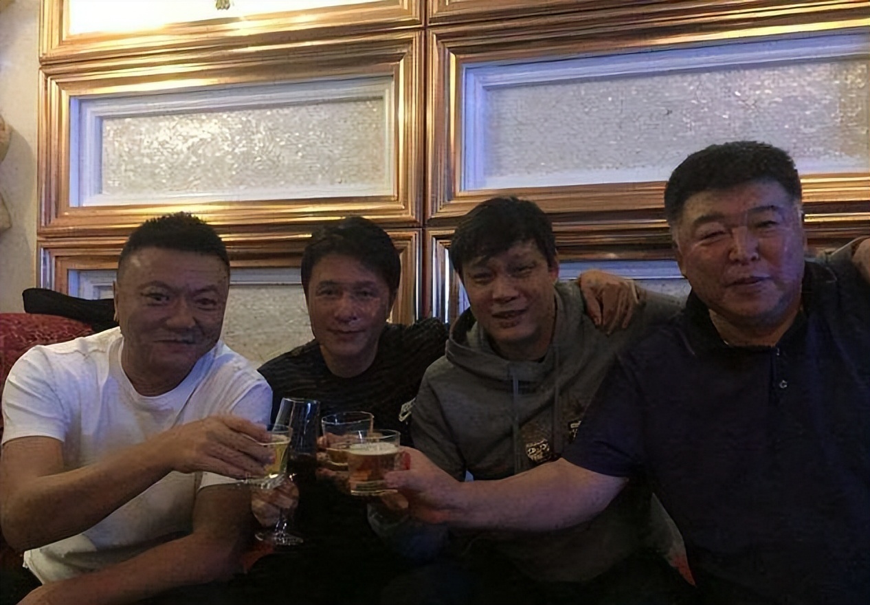 魏群|51岁前国脚现身，昔日大侠发福明显，曾为兄弟挨17刀，娶羽坛美女