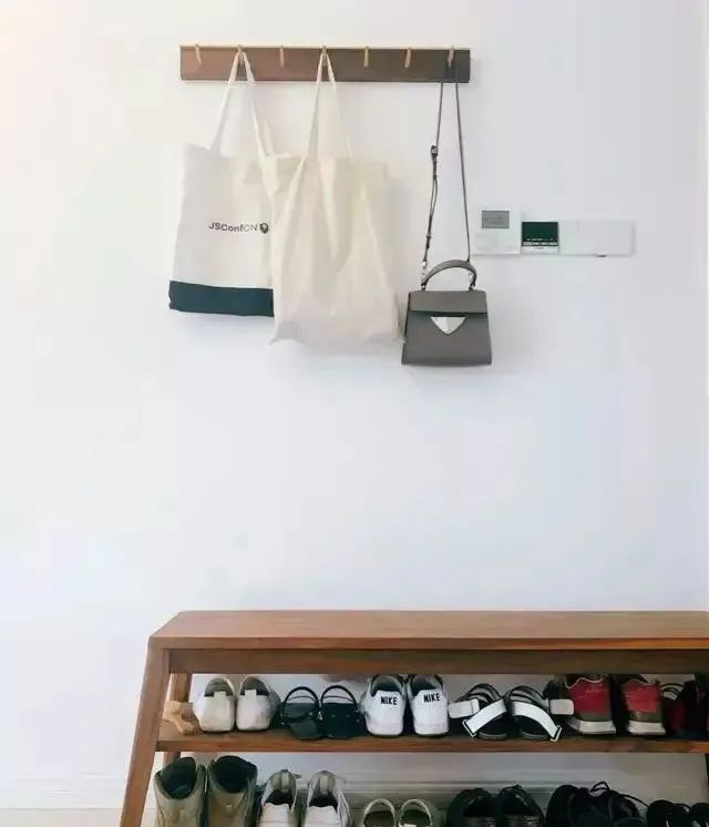现在很多家庭都不再用鞋柜了,都开始流行这样装玄关了!