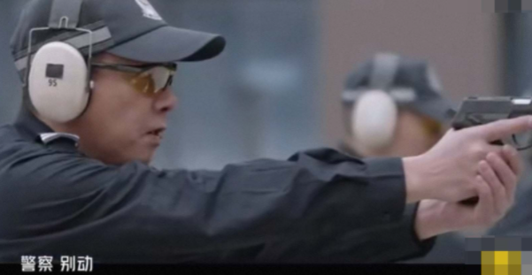 陈小春|陈小春太“菜”了!节目中实弹训练无一中靶,还击碎了一台摄像机