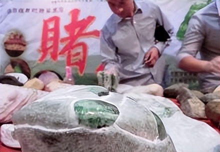翡翠手镯|男子用1200万元购买翡翠原石，全副身家都押进去，到底值不值？