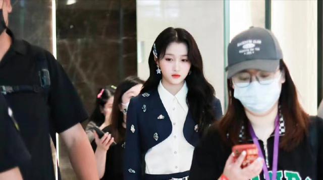 关晓彤|关晓彤“坐牢”事件后，首次露面表情严肃，戴鹿晗潮牌帽力证关系