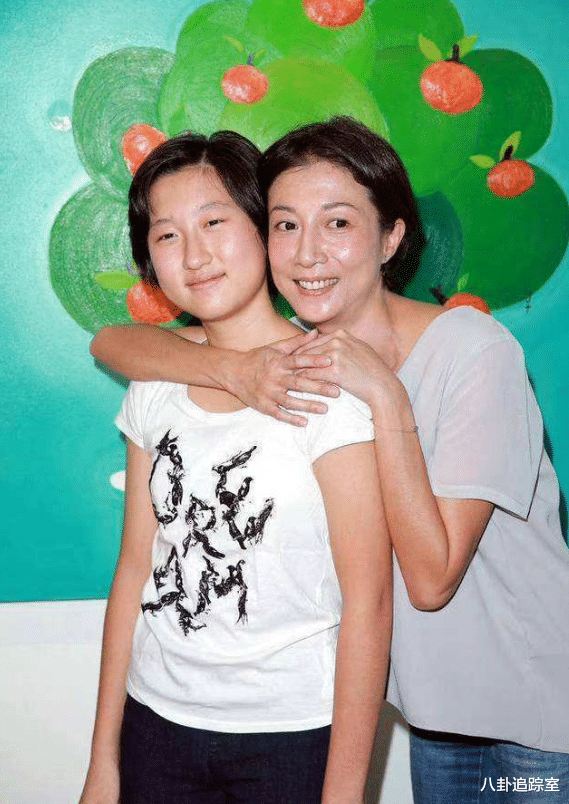 吴卓林|成龙女儿吴卓林领救济食物！称因为父亲被人打，自曝带妻子睡桥底