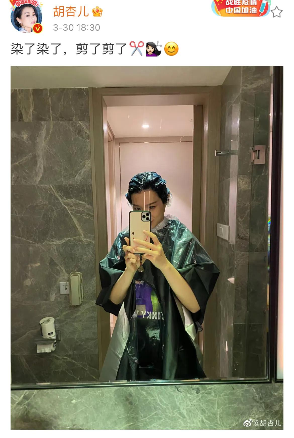 胡杏儿|胡杏儿老公晒照为小儿子庆生，1岁奕宏模样呆萌可爱，很像俩哥哥