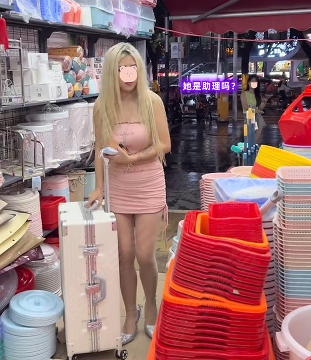 想红想疯了!广东一女子自称“露宿街头”,穿着短裙在桥洞打地铺