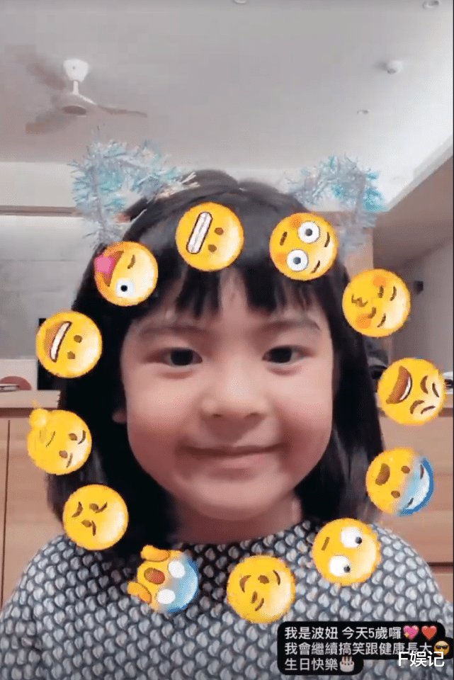 波妞|贾静雯修杰楷一家人为小女儿庆生拍全家福 5岁波妞自拍表情丰富