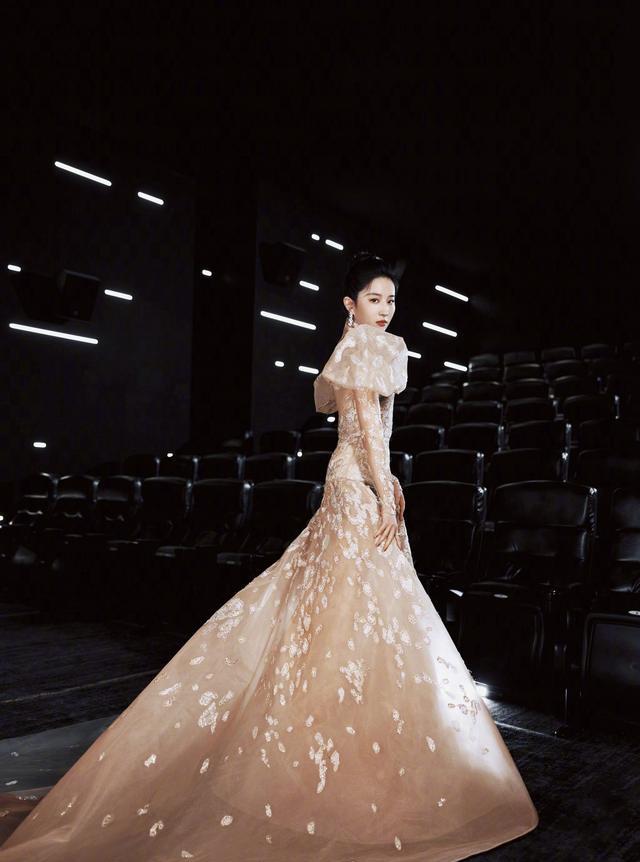 刘亦菲|刘亦菲薄纱礼服仙气十足写真