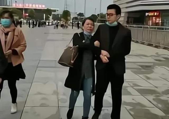 邢菲|许敏开始反网暴!杜粉西窗宣布退出28事件,被质疑害怕引火上身