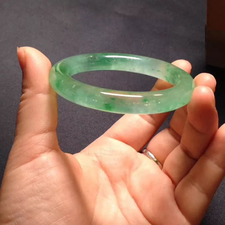 翡翠|咬牙90多万买下的翡翠原石,一刀切开后就上了头条新闻!