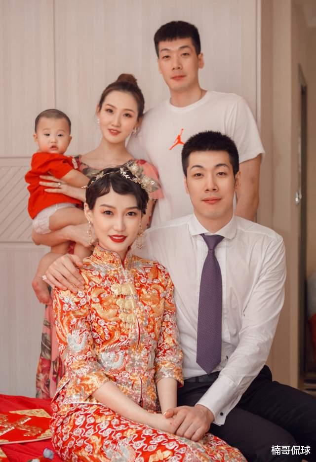 任骏飞|任骏飞缺席赵继伟婚礼！回老家开球馆，娇妻开婴儿车儿子骑他脖子上