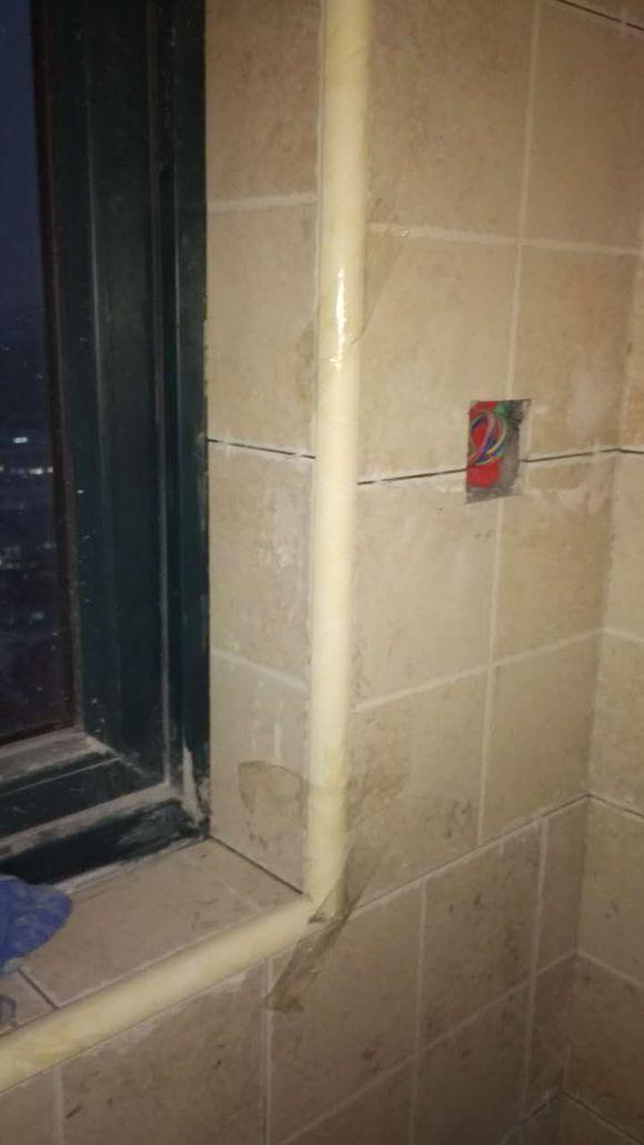 贴砖师傅把瓷砖贴成这样了，我打算一分钱不给，有错吗？