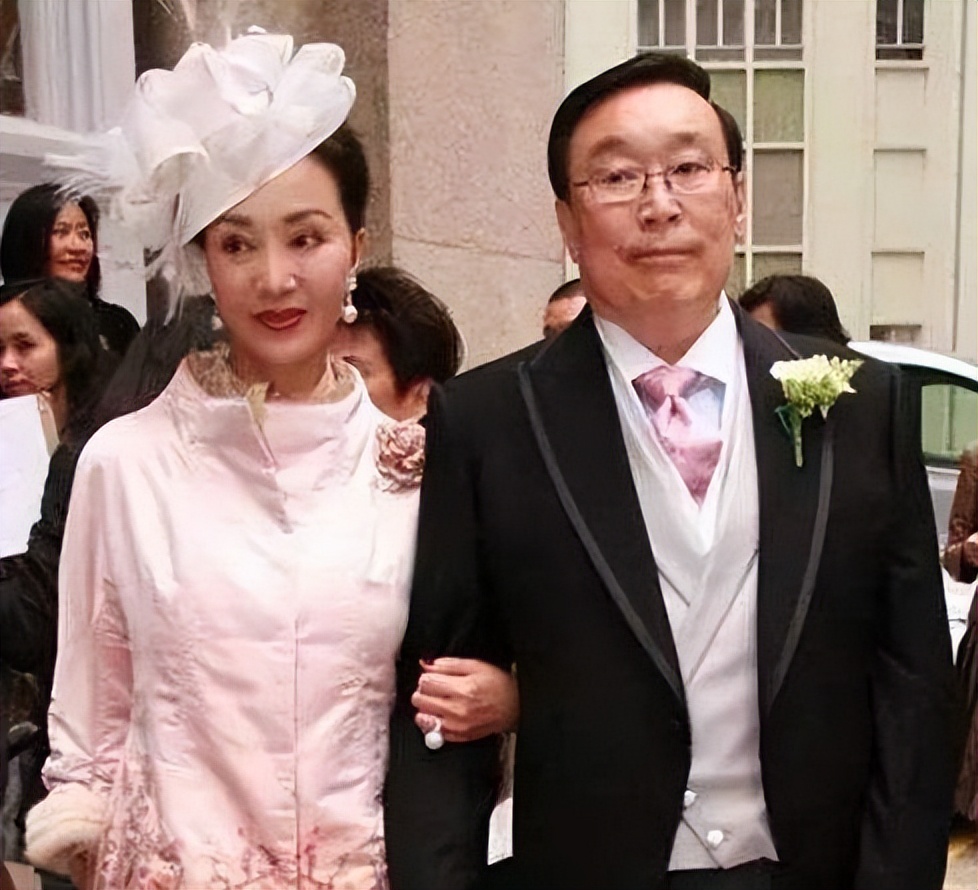 何莉莉花44年时间熬死丈夫,赶走3任情妇,独吞70亿遗产