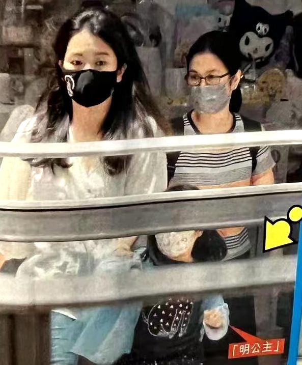 郭富城|郭富城陪太太方媛买手机壳,体贴入微的表现令网友大呼“太甜了”