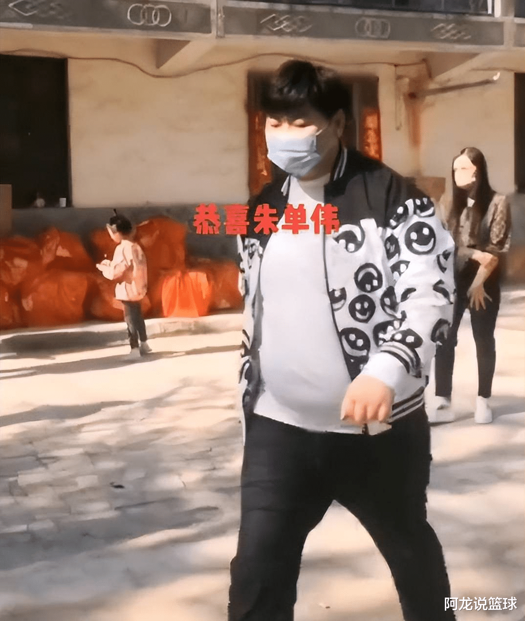 |大衣哥儿媳详细信息公开：媒婆和妈妈现身，陈萌是本科毕业生