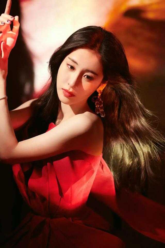 张碧晨|张碧晨时尚写真,黑色露背裙秀身材曲线,纯欲风满满,美出新高度