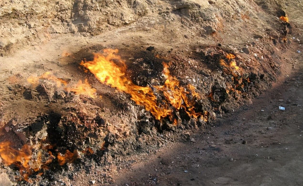 贺兰山煤层燃烧300年，每年损失10亿，无法扑灭、建发电厂