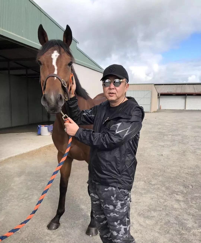 于谦|53岁于谦在农村居住，和孙越搭伙做饭用盆装肉，穿着朴素院落简陋