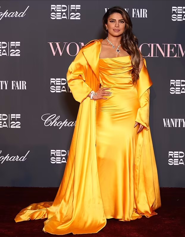 小姐姐|印度国宝级巨星穿黄金裙走红毯太霸气！变胖后婶范儿十足，好富态