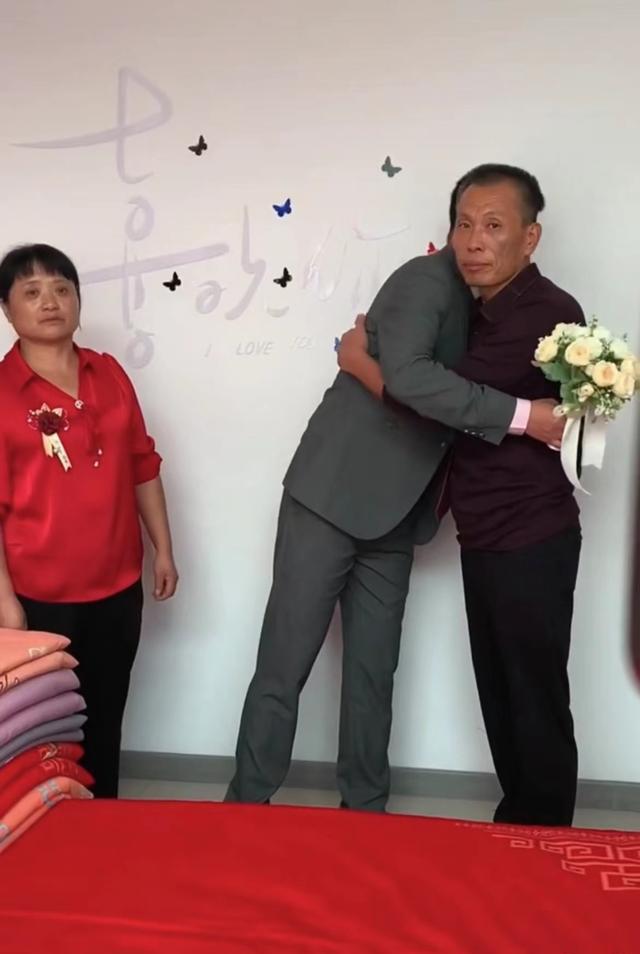 儿子出嫁当上门女婿,父母不舍送儿子,网友:便宜占尽还觉得委屈
