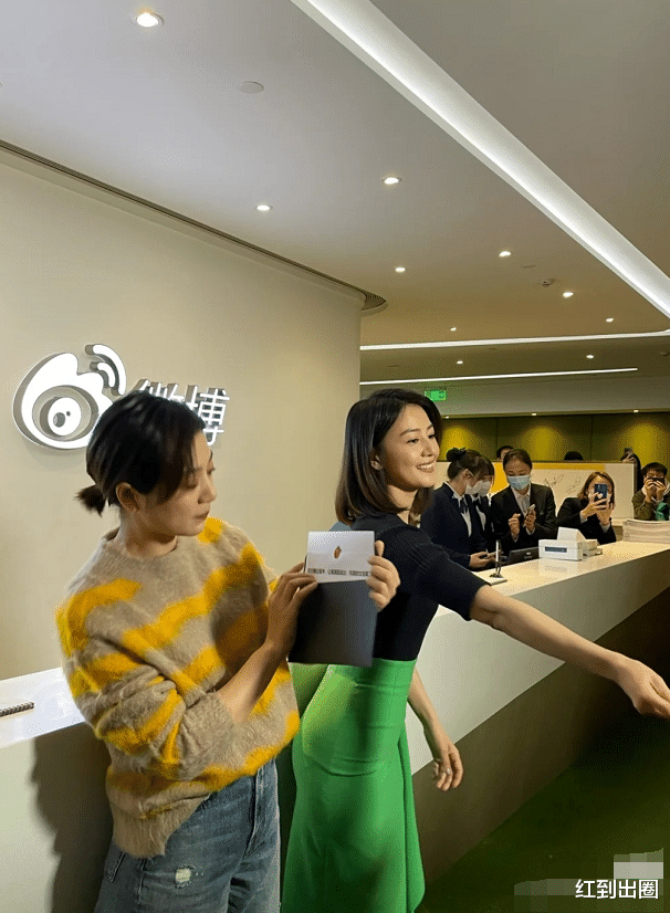 高圆圆|42岁高圆圆“扫楼”生图曝光，穿紧身裙胯部突出，腰臀比例太优越