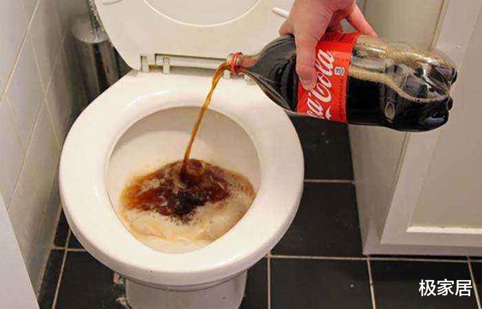 马桶总是“臭烘烘”不要着急！保洁阿姨支个招，学会马桶无异味