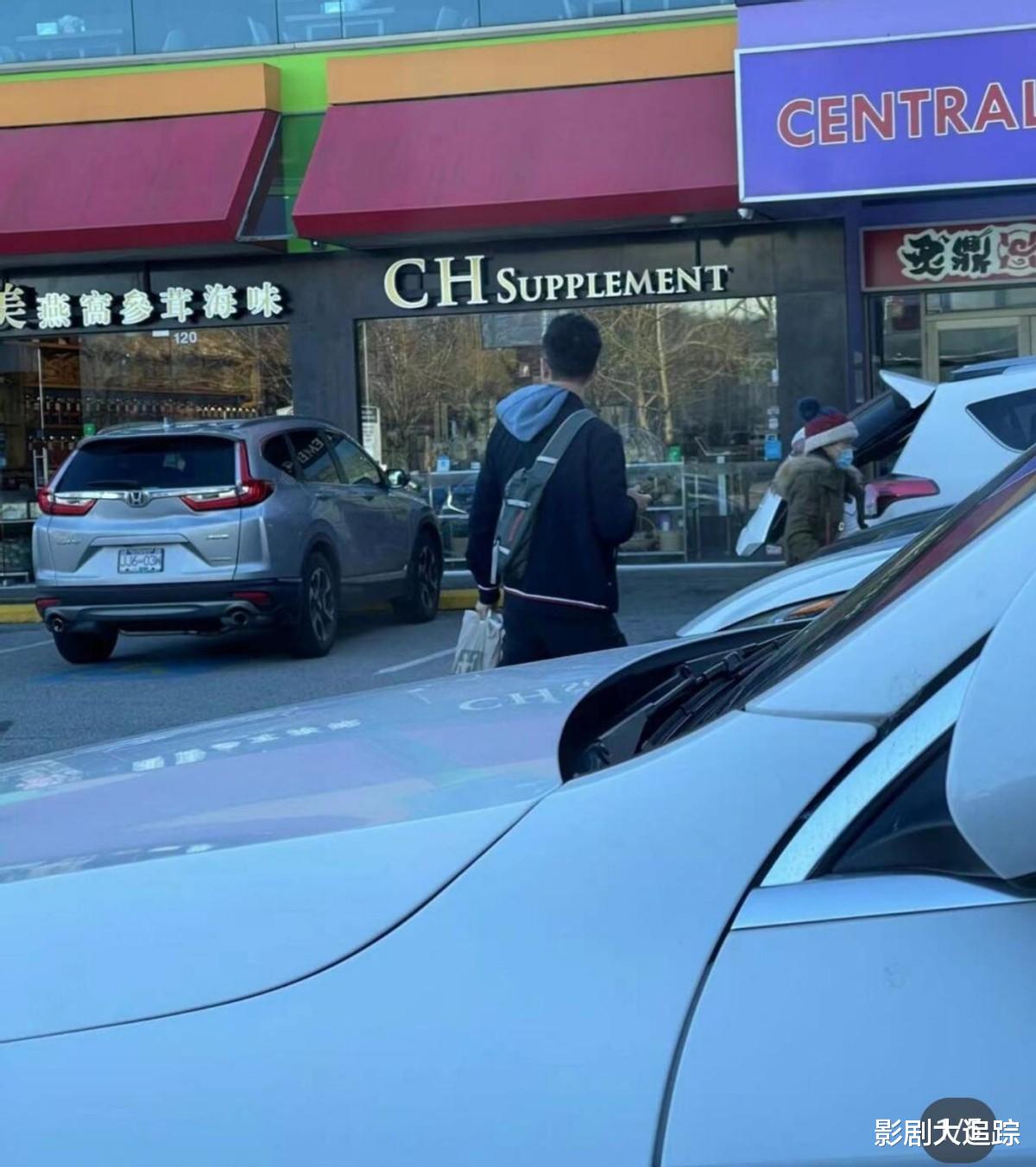 刘奕君|刘奕君开豪车现身加拿大，疑去陪伴老婆和女儿，老婆素颜堪比明星