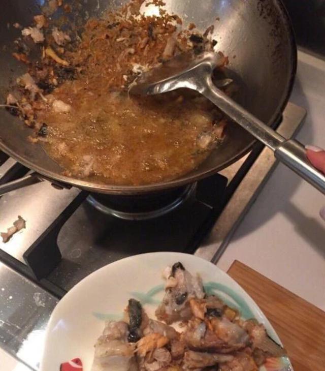 参观张天爱的豪宅，平时吃外卖居多，家里还用水管架晾衣服