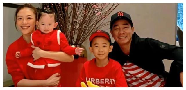 应采儿|应采儿晒二胎儿子近照,2岁hoho好吃好喝玩耍,打扮软萌超可爱