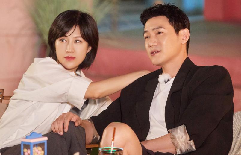 鲍蕾|鲍蕾和陈乔恩相差3岁，气质却不像同龄人！生没生过孩子一目了然