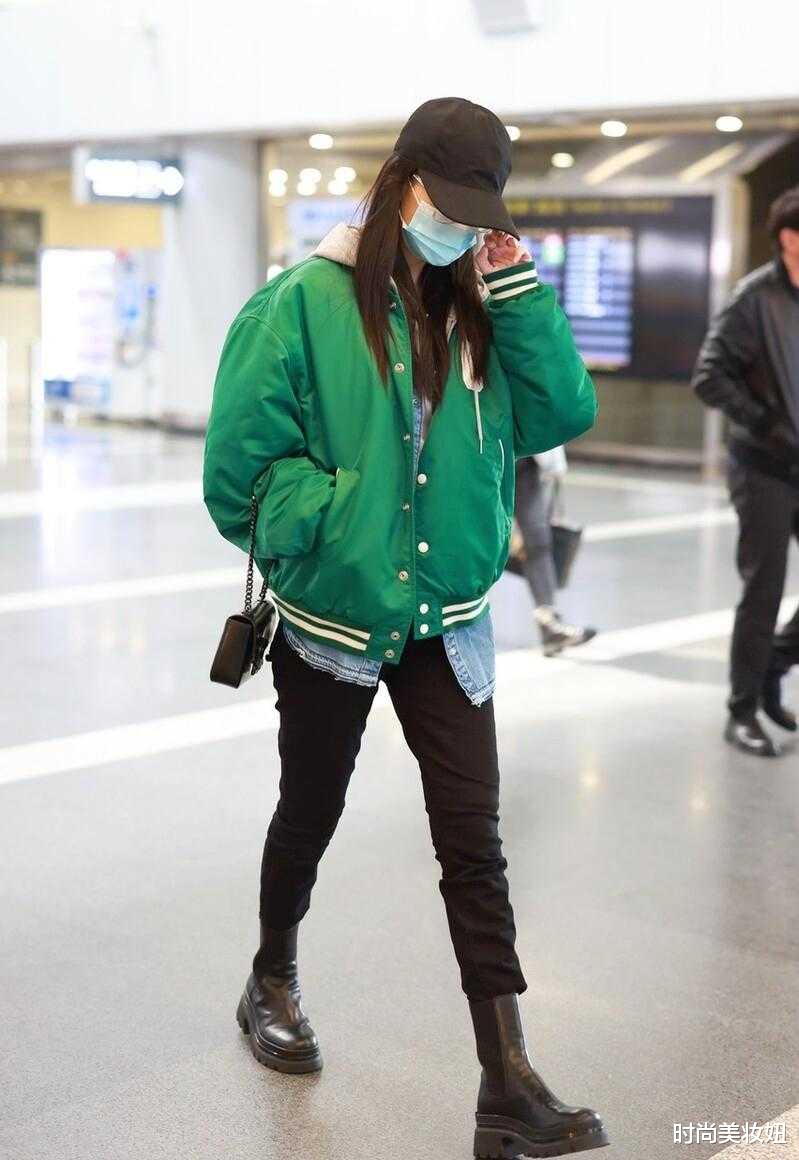 李沁|李沁又把“绿色”穿火了，绿夹克叠穿小脚裤超洋气，减龄时髦