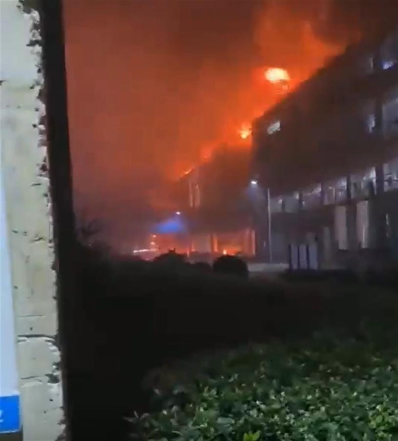 一化工厂深夜起火,并伴有多声巨响,当地多部门赶赴现场处置