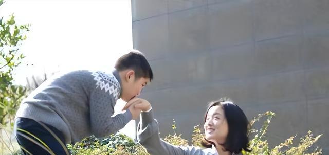 白雪|歌手白雪：中年离异后，恋上小8岁男友，18岁儿子颜值高