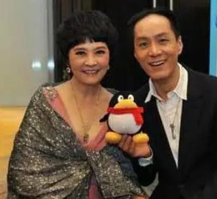 冯远征|冯远征：娶大8岁梁丹妮，婚后宠妻28年，如今年过半百满是遗憾