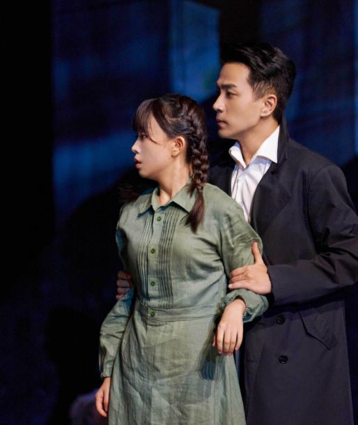 刘恺威|刘恺威话剧举办庆功宴，48岁颜值被赞帅气，对待粉丝无明星架子