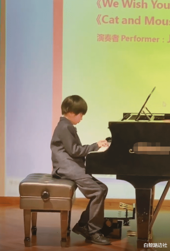 大麟子|邓莎8岁儿子骑马！大麟子马术娴熟气质酷，五官和妈妈似复制粘贴