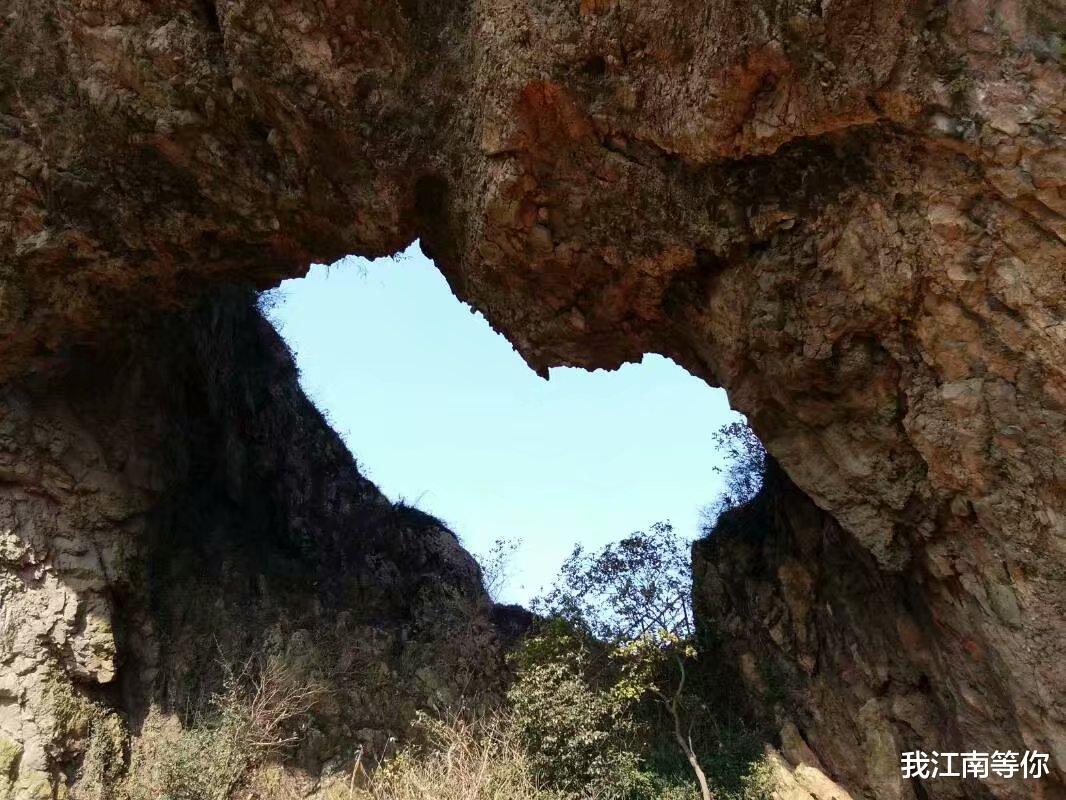 失意男子进入神秘山洞，结果走到了地下世界，娶了三个老婆