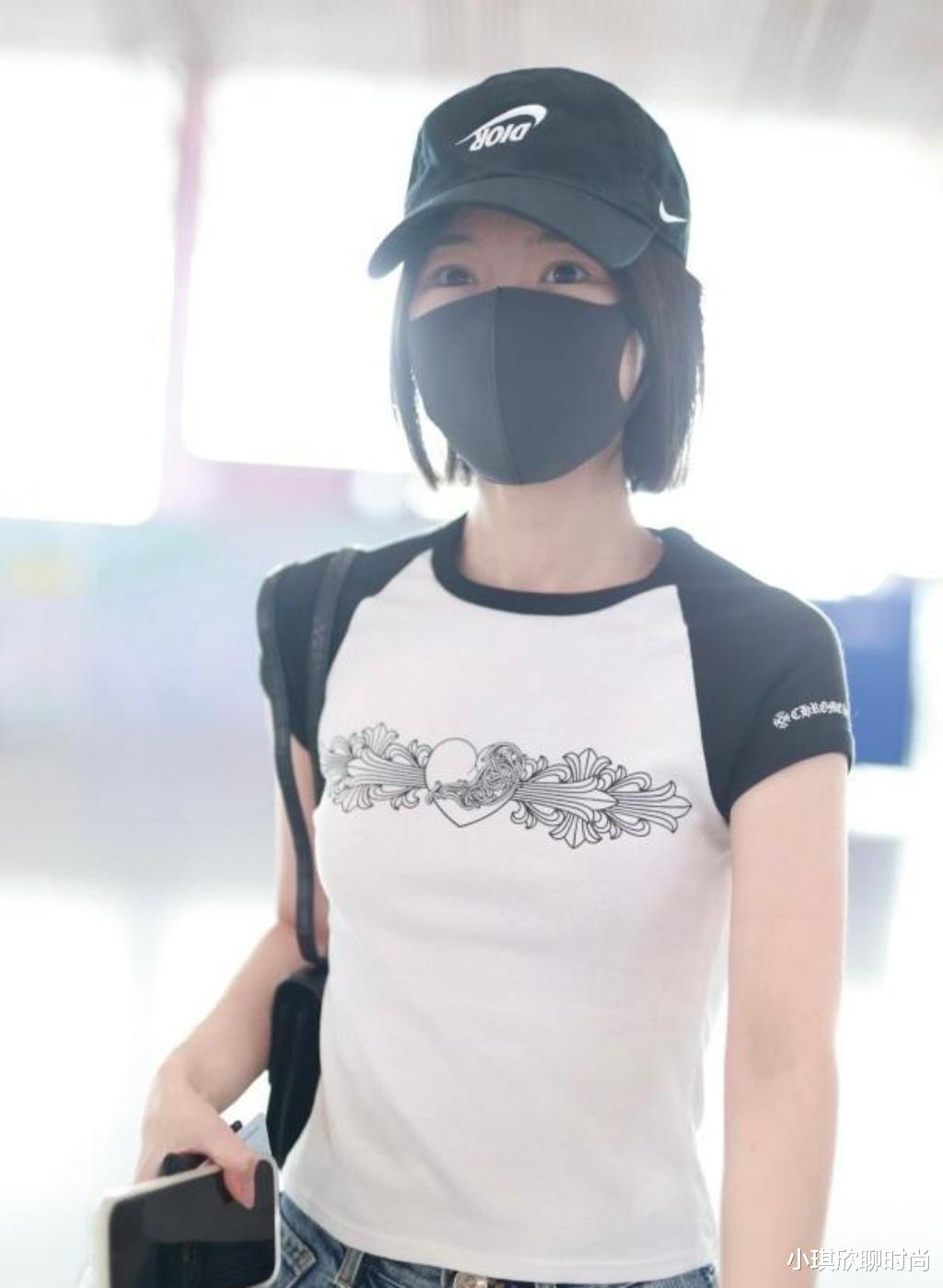 这样穿很减龄！毛晓彤现身机场搭配T恤衫，很像大人穿小孩衣服
