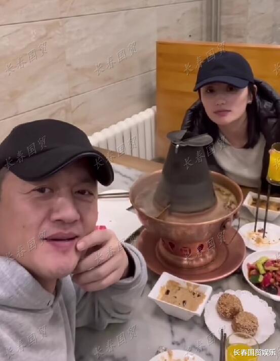 李亚鹏|李亚鹏夫妇外出吃火锅,小19岁娇妻素颜首曝光