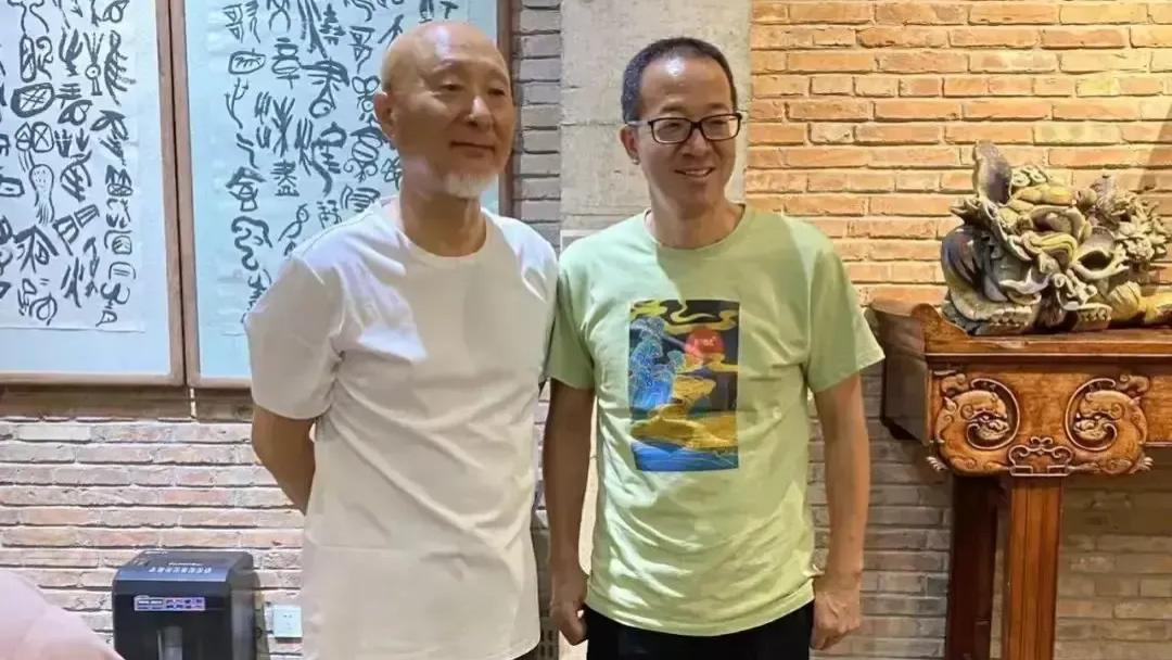 陈佩斯约俞敏洪到家吃饭，无意间曝光装修，红砖水泥地很有年代感