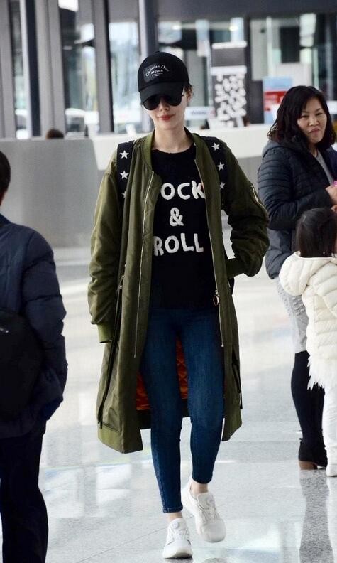 穿衣搭配|王石夫妇走机场,王石穿夹克又帅又酷似硬汉,两人不像夫妻像父女